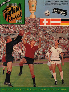 Bundesliga-Fußball-Pokal 1966 mit WM-Fußball-Programm in England