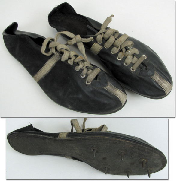 Schwarze Lederschuhe mit weißen Streifen, ca.1940, Laufschuhe mit Spikes 1940