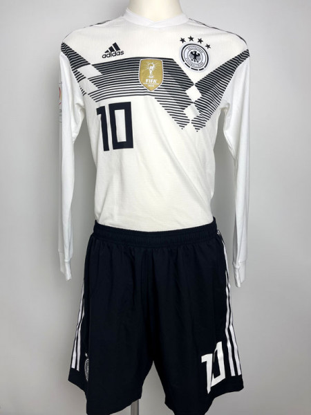 Mesut Özil, am 10.11.2017 gegen England, DFB - Trikot 2017