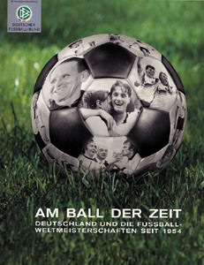 Am Ball der Zeit - Deutschland und die Fußballweltmeisterschaften seit 1954 - Ausstellungskatalog