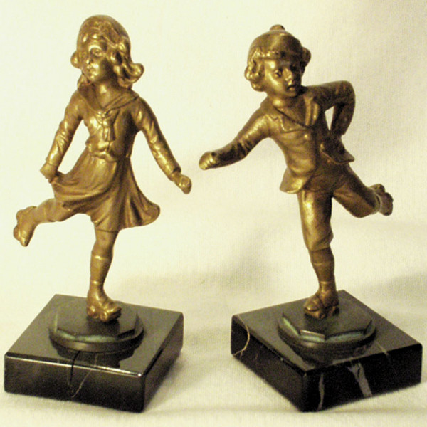 Mädchen und Junge, Rollschuh-Figuren 1930