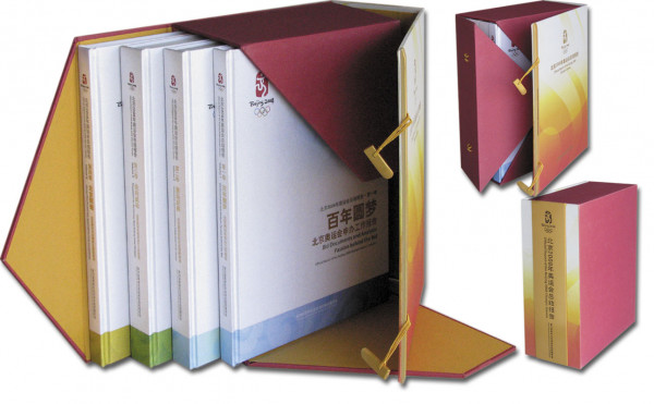 Official Report of the Beijing 2008 Olympic Games. 4 Bände im Originalschuber. Mit 5 DVDs.