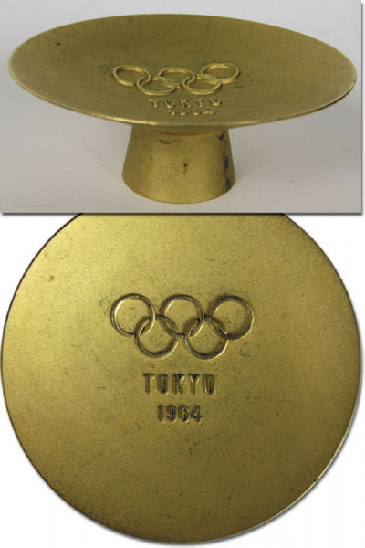 „Tokyo 1964“ mit Olympischen Ringen. Vergoldete Me, Schale aus Metall OS1964