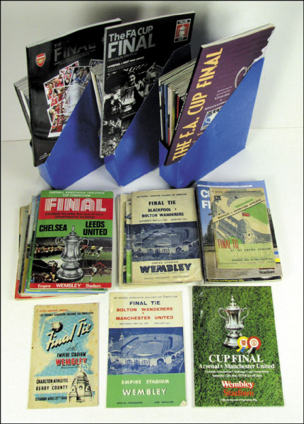 78 offizielle Programmhefte der englischen Cup Finals von 1946-2017, inclusive der Programmhefte der