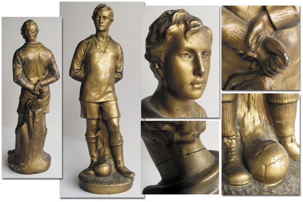 Fußballfigur aus Keramik. 42 cm, Fußballfigur ca. 1925