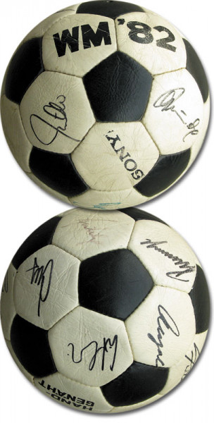 Autogrammball WM 1982: World Cup 1982. Ball with autographs WC 1982
