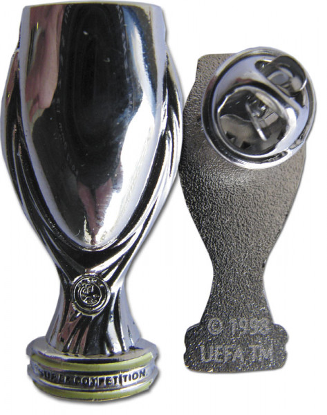 Anstecker mit dem UEFA Super-Cup-Pokal