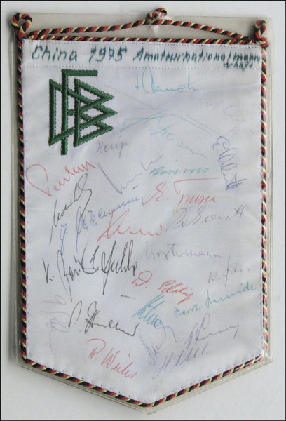 DFB-Wimpel 1975: Signed German football match pennant 1975