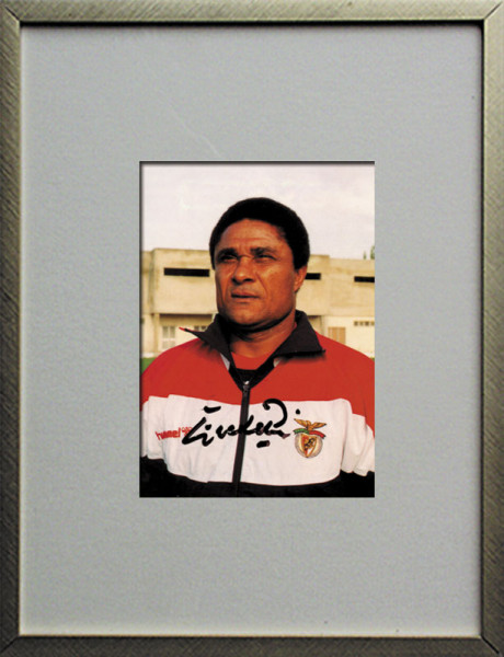 Eusebio: Original Autograph im Rahmen