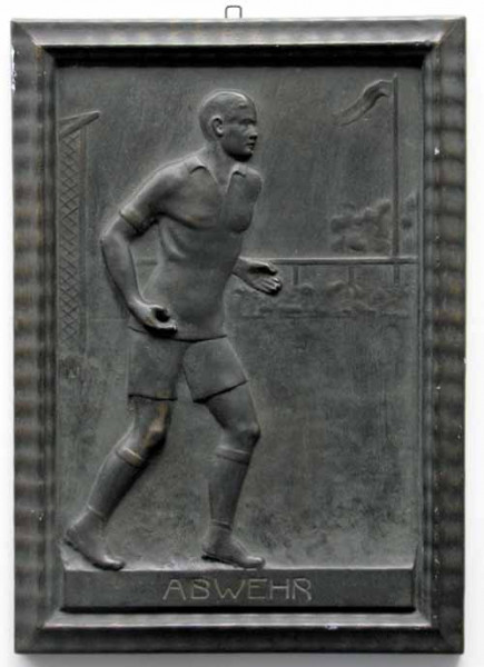 "Abwehr", Relief Fußballspieler