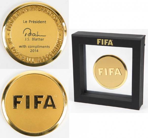 „FIFA Le President J.S. Blatter with compliments 2, FIFA-Goldmedaille 2014