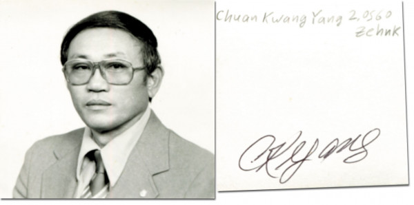 Kwang, Yang Chuan: kleines S/W-Foto mit Originalsignatur