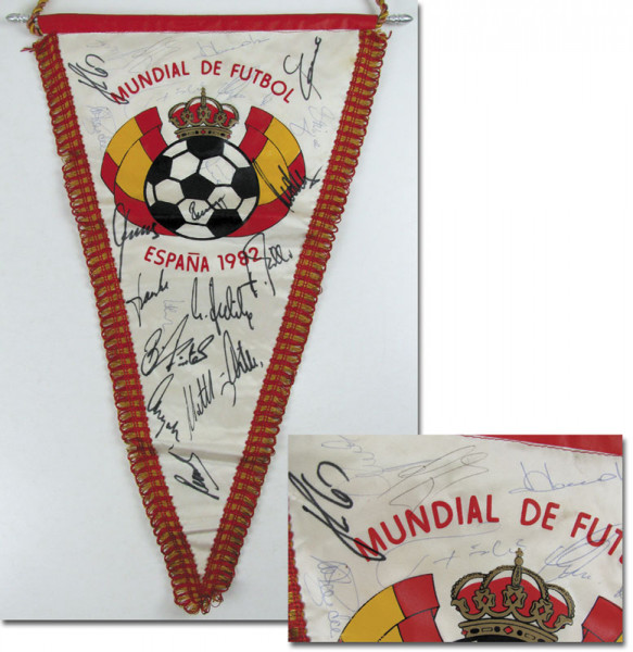 Football souvenir pennant. World Cup 1982 Signatu